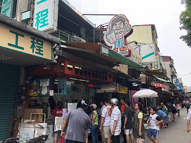 保安宮の裏手にある商店街は相変わらず台湾人の買い物客で賑わっています。老舗のドリンクスタンド、紅茶屋の人気も健在。