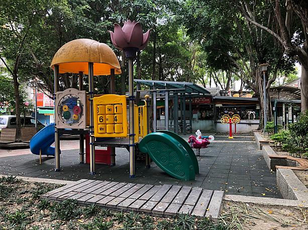 疲れたら公園で一休み。インスタ映えしそうなカラフルなプラスチック製のアスレチックはお子様を遊ばせるのにピッタリ。地面には柔らかいシートが敷かれているので、万が一転んでもダメージを受けにくい設計になっています。