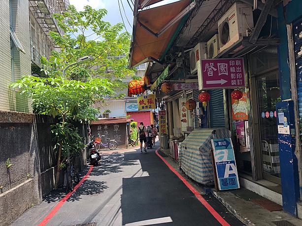 台北市南部にある政治大学の向かいにある路地。印刷店や食堂が軒を連ねていますが、ちょうど夏休みの時期でこの日は比較的ひっそりとしています。