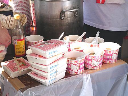 こちらでは麺線や臭豆腐を販売。この見覚えのある紙のお椀と箱が、まさに台湾！