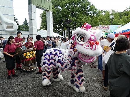 台湾獅子舞を披露してくれたのは、横浜中華学院校友会の皆さん。軽やかな身のこなしで、会場中を飛び歩きます