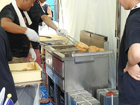 浅草に店を構える「安心や」の人気メニューは、揚げたての鶏排！