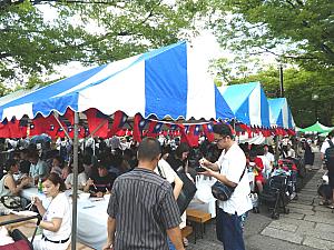 飲食スペースには無数の台湾国旗が！