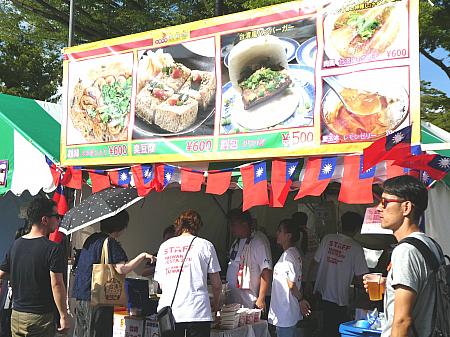 こちらでは麺線や臭豆腐を販売。この見覚えのある紙のお椀と箱が、まさに台湾！