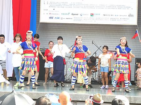 観客もステージに上がって、一緒に原住民の踊りを踊る場面も。小さな子どもたちも大はしゃぎ！