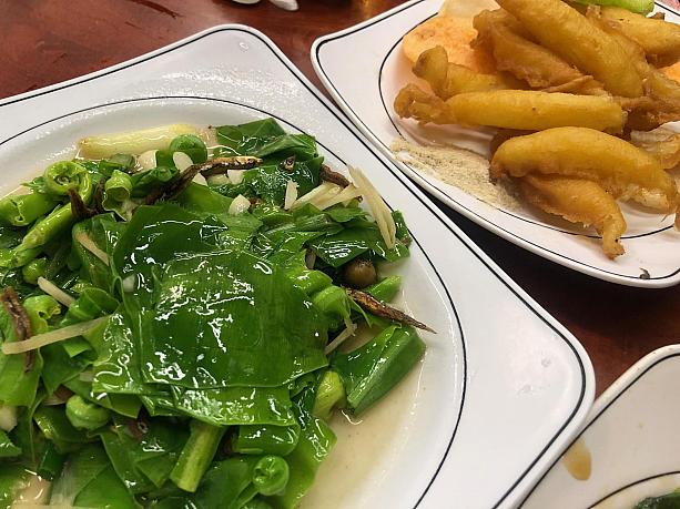 ヌルヌルとした食感とシャキシャキの歯ごたえが楽しいオオタニワタリ(山蘇)の炒め物は台湾ならでは。