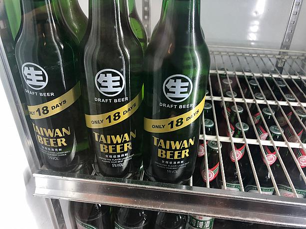 友人と台湾式居酒屋の「熱炒」にやってきたナビ。さて、きょうはどのビールを飲もうかな……