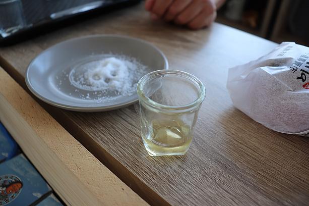 粟50％ともち米50％でつくられる小米酒は、甘酒のように甘酸っぱくておいしい～～！！！こうしてグラスの縁に塩をのせて飲んだり、レモン汁を加える飲み方も教えてくれました。