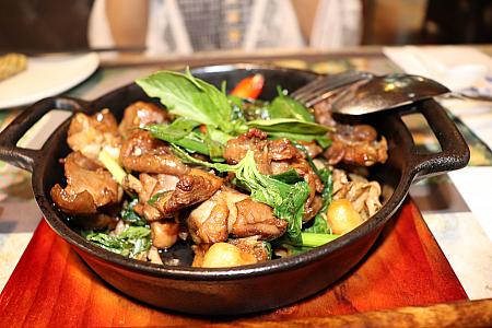 人気の台湾料理「三杯鶏」と「魯肉飯」もオーダーしました。しっかりした味付けは間違いなく日本人好みです♪