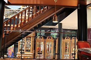 2階からの眺め。「図書館か？」と思うような重厚感のある内装です。