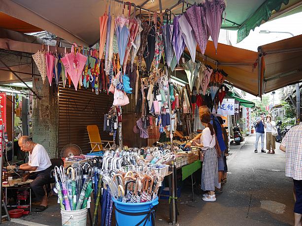 突然のスコールにちょくちょく見舞われる台北の街は、傘も必需品