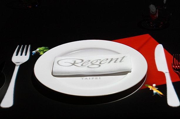 テーブル上の白いお皿がスクリーンとなって映し出されたのは小さなシェフの世界。