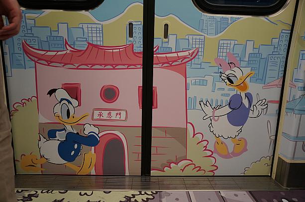 ラッピングはミッキーと仲間たちが台湾の有名観光地を仲良くお散歩している様子を描いています！北門、猫空ロープウェイ、台北101、大稲埕、陽明山など車両によって違うシーンが見られますよ～♪