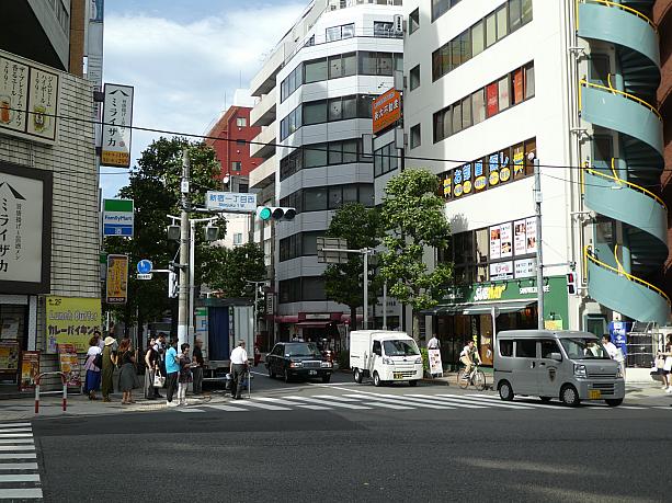 場所は、東京メトロ新宿御苑前駅の1番出口を出て、新宿通りを渡った先にあります。すぐ近くに新宿御苑があるので、ドリンクやスイーツをテイクアウトして散策するのもオススメですヨ。