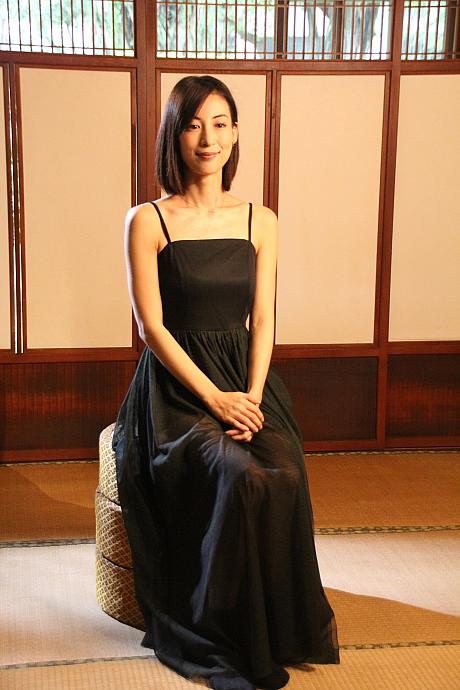 舞台では鄭有傑さんが顔恵民さんを、大久保麻梨子さんが一青和枝さんを演じ、二人の関係を中心に時代の移り変わりを描きます。\n<br>黒のドレスに身を包んだ大久保さん、とってもお綺麗でした。