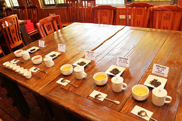 ちなみに生力農場ではお茶の販売もしています。この日は特別に発酵度の違うお茶を5種類用意してもらって飲み比べをしてみました！見てください、このキレイなグラデーション！