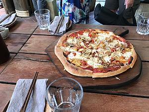 ピザの上にはイノシシのベーコンが乗っていて、他とは違ったワイルド味