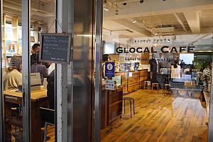 会場となった「GLOCAL CAFE」ではAiwanさんの書籍や宇宙人のCDを販売