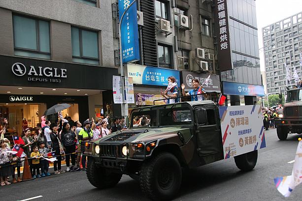 ジャカルタ・アジア大会の選手たちのパレードの様子。メダリストたちに使用された車が軍用車というのは、国慶日ならではでした。