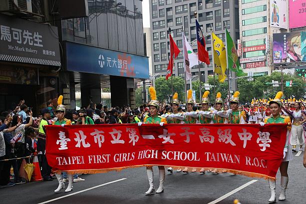パレードの先頭は、台北市立第一女子高級中學（略称は北一女）の儀仗隊、マーチングバンド、カラーガードの部員たち。台湾内だけでなく、海外でも高い評価を受けていて、夏休みに招待を受けることもあります。