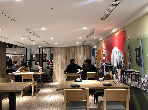 北京ダックというと、年季の入った老舗レストランや高級ホテルでいただくイメージがあったのですが、こちらはイマドキの台湾にあるお洒落ながらもシンプルな内装のお店です。
