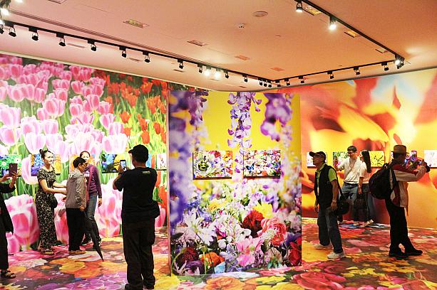 蜷川実花さんによる、写真や映像、生花、水を贅沢に使った大迫力のインスタレーションもフォトジェニックで、たくさんの人たちが笑顔で記念撮影に興じていました！