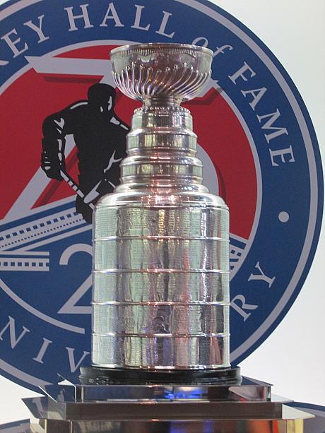 NHLの優勝チームに送られるスタンレーカップも展示されています。