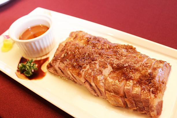 キンモクセイの特製ソースで焼かれた豚バラ肉。客家料理に使われる金柑ソースをつけてさっぱりといただきます。