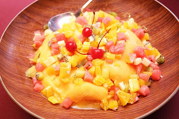 締めはマンゴーかき氷！オレンジやスイカ、キウイもゴロゴロ入っていて南国フルーツを堪能できます！