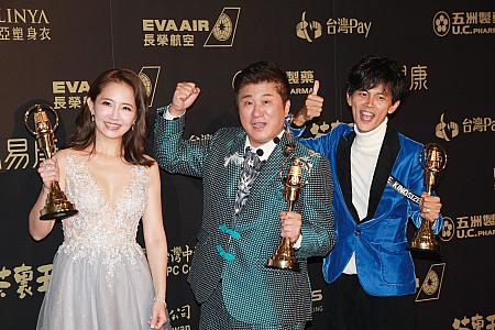 『綜藝大集合』でバラエティー番組の最優秀司会者賞を受賞した謝忻、胡⽠、阿翔。