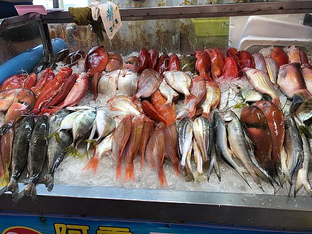市場では新鮮な魚介類が並べられていて、見ているだけでも楽しいです。