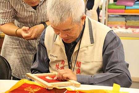 ワークショップで鮮やかな腕前を披露する台南の刺繍の達人