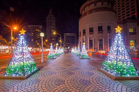 クリスマスツリーが並ぶ「璀璨光樹大道」