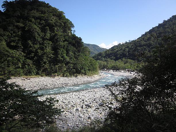 岩山の向かいには、清く細長いラクラク川（拉庫拉庫溪）が大きなカーブを描いて流れています。かつて、この一帯は台湾原住民「ブヌン族」の生活の場だったようです。