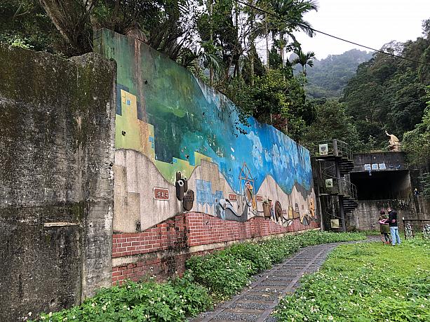 かつて石炭の搬出口だった場所の壁には、採掘から搬出までの流れを解説する壁画が描かれています。