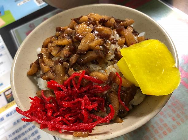 ルーロー飯は脂身が多くてジューシー！沢庵は日本風でパリパリしていて美味です。
