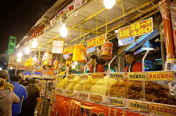 肉乾を売るお店も毎年多いです。台湾人の友人に聞いてみたら、肉乾は旧正月の友。テレビを見ながら、食べてたらあっという間になくなる怖い食べ物なんだそう。日本へは持って帰れませんが、ホテルで試してみてくださいね！