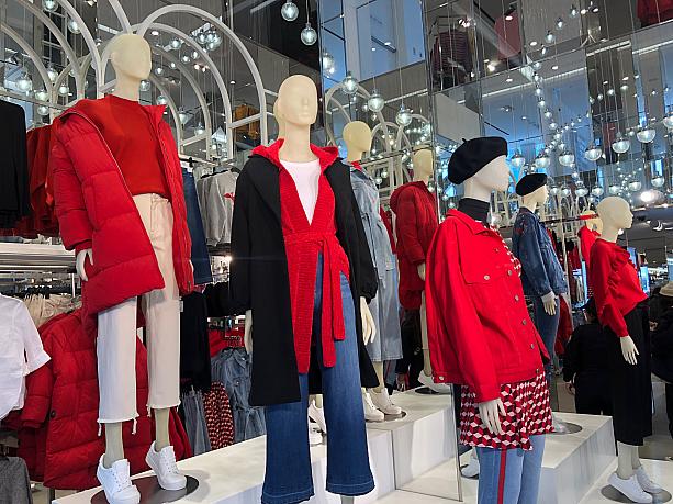 ファストファッション「H&M」のディスプレーもこんな感じに！旧正月は新しい洋服を買って迎えるという習慣があるほか、期間中には赤い服を着ると縁起がいいとされているんです。