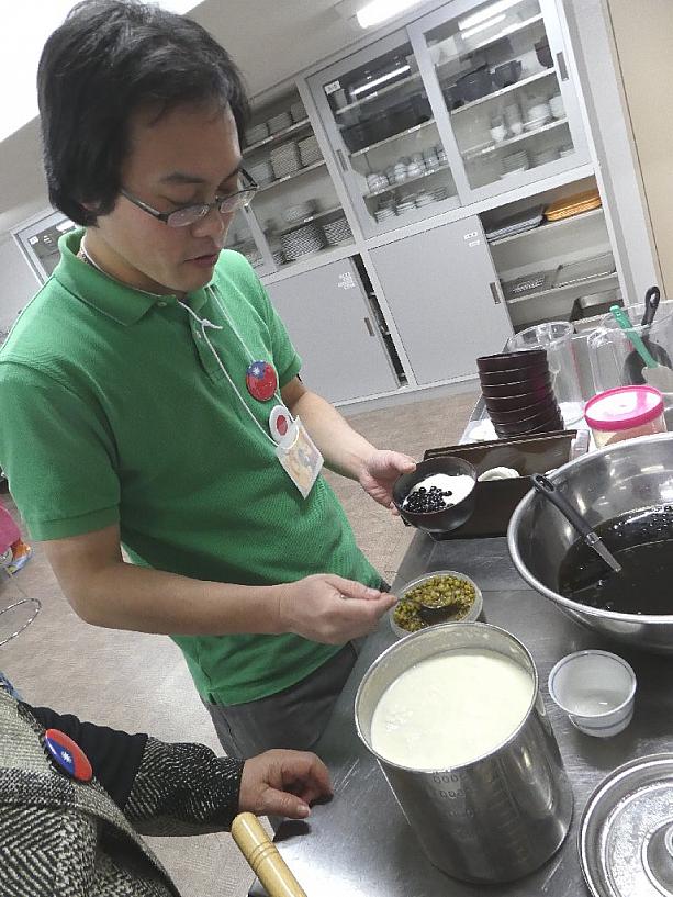 なんと！浅草豆花大王の店長、志田晃久さんが会場で豆花を作って、ふるまってくれました。出来たてのあったか豆花をいただけるなんて、すごい贅沢！