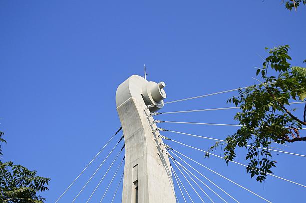 園内の目玉は、何といっても「天空廊道（スカイウォーク）」という弓型の吊り橋。<br>音楽をテーマに設計されたこの橋は、大きなバイオリンのスクロールが特徴です。