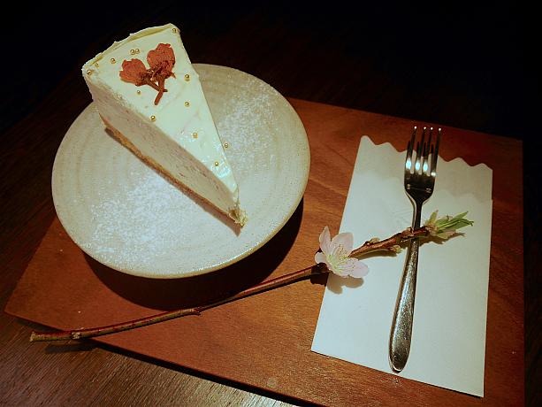 チーズケーキ好きは是非こちらもお試しあれ！濃厚なチーズケーキに桜。同じく春をとても感じるソーダと一緒にどうぞ