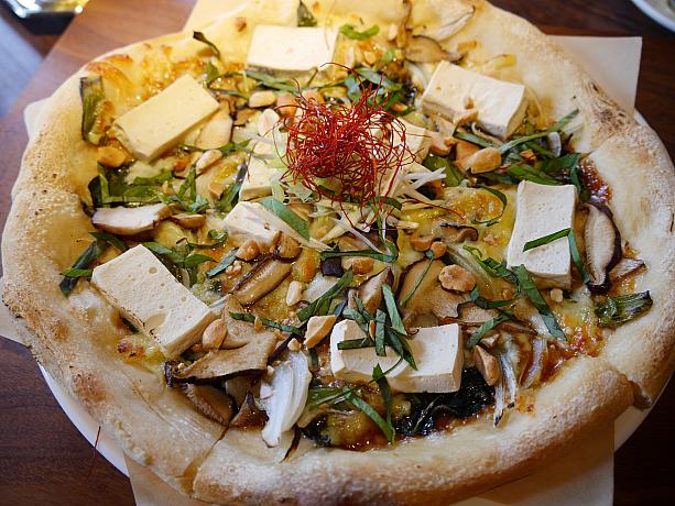 こちらは三喜花生披薩（300元）。紹興酒・麻油・オイスターソースをスペシャルブレンドして使用、カリカリとしたピーナッツの歯ごたえと豆腐の柔らかい食感が相まったユニークなピザ！