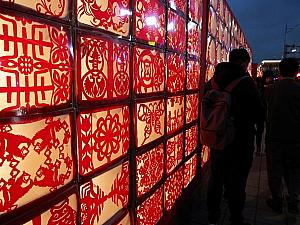 萬盛庄（文山区）のお年寄りを訪ねて製作された学生による切り絵の燈篭