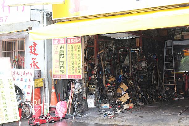 台湾ではよく見られるこちらの収納(？)方法ですが、お店の方はどこに何があるか把握しているのでしょうか…