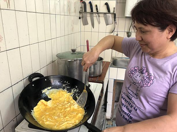 今年は時間の関係で当日に準備。ナビ母が腕を振るいます。台湾では炒り卵も中華鍋で作ります。