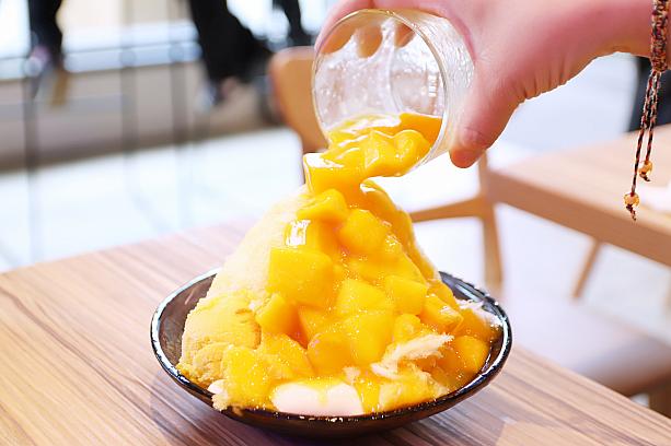マンゴーソースをかき氷の上からかけていきます。ソースの中にはマンゴーがごろごろ入っていて、大興奮！