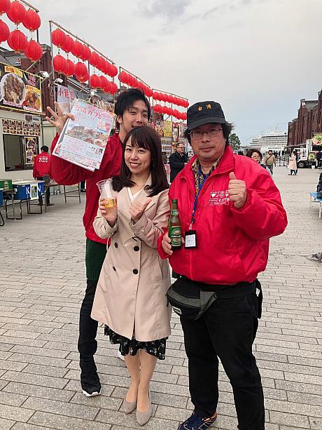 日台で活躍するフリーアナウンサーの雪希さん発見！近くにいたとっても気さくな台湾祭実行委員・北村啓さん(左)とボランティア・リーダー・鈴木俊哉さん(右)。一緒に記念写真をパチリ！
