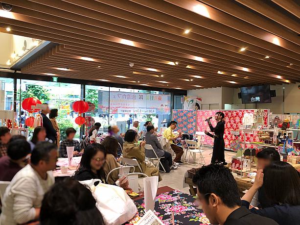 100平米ほどある会場は、台湾伝統の大きな赤い灯籠や、カラフルな客家花布のテーブルクロスが飾られ、多くの方が台湾色に染まった空間を堪能していましたよ。4日間で約2500人の来場があったとか。