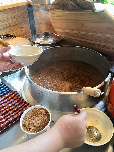 釜の中で麺線が煮られ、熱気と香りが漂ってきます