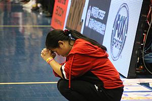 試合前に祈る田本玉ヘッドコーチ。高苑工商職業学校のヘッドコーチ就任から5年で3度の台北アリーナ進出（決勝トーナメント進出）の実績は、さすがという他ありません。